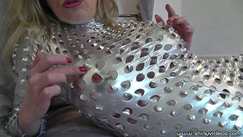HollyKiss_ShinyToys_2_02.jpg