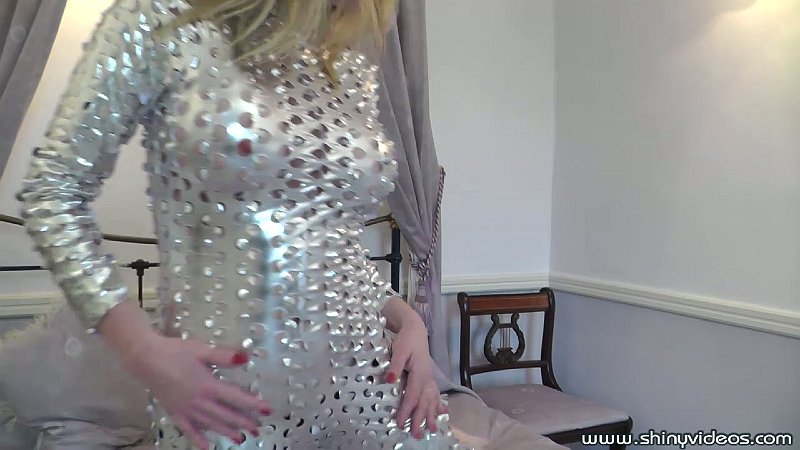 HollyKiss_ShinyToys_2_05.jpg