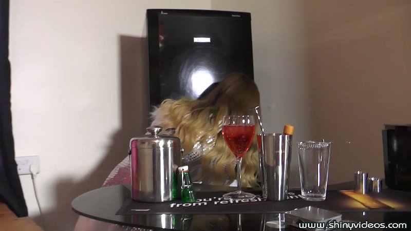 Natalia_ShinyBarmaid_04.jpg