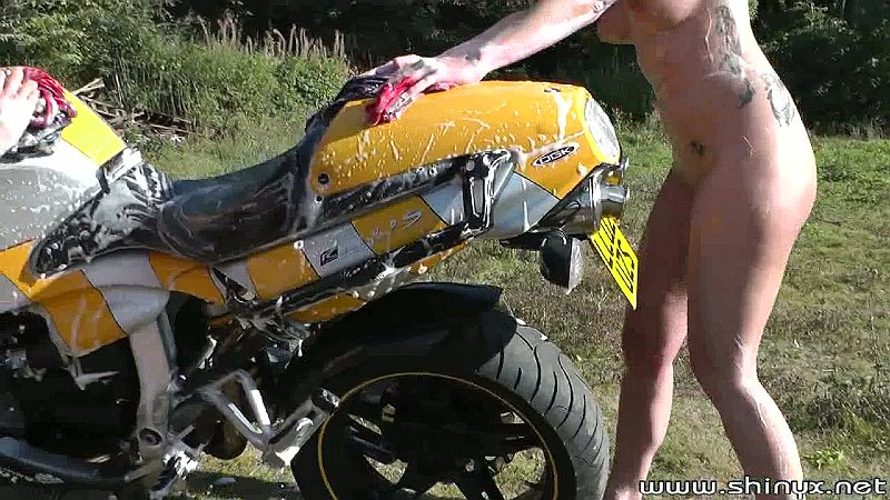 Jodie_Sophie_Bikewash2_19.jpg
